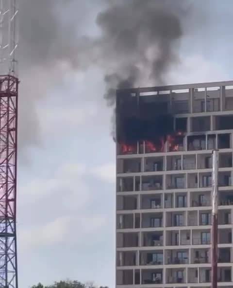 In fiamme la Torre Gold del complesso Trilogy di Portello a Milano