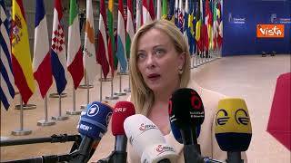 Meloni al Consiglio Ue risponde in italiano a una giornalista ma poi continua in inglese