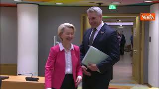 Stoltenberg (Nato) saluta con un abbraccio la presidente della Commissione Ue von der Leyen