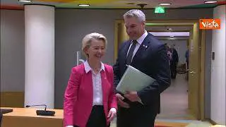 Stoltenberg (Nato) saluta con un abbraccio la presidente della Commissione Ue von der Leyen