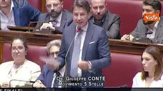 Striscione m5s alla Camera contro decreto lavoro, seduta sospesa