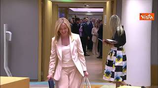 L'arrivo sorridente di Meloni nella sala della riunione del Consiglio Ue