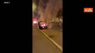 Ragazzo ucciso dalla Polizia in Francia, scontri a Parigi. Auto in fiamme, ecco le immagini