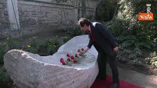Mattarella depone una rosa rossa al Monumento di Lumi Videla