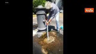 Grillo vicino a una fontanella a Roma: E' il nono tombino che stappo