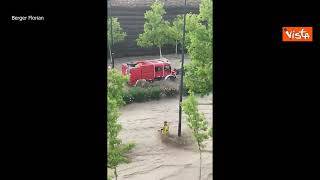 Bomba d'acqua a Saragozza, persone sui tetti delle auto