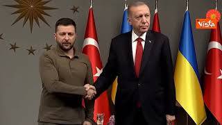 Zelensky in Turchia, la stretta di mano con Erdogan