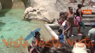 Caldo a Roma, turisti cercano refrigerio alla Fontana di Trevi