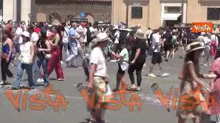 Caldo a Roma, gelato e ombrellini per rifugiarsi dal sole in strada