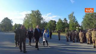 Meloni visita militari italiani al Camp Adazi e depone candela al monumento ai caduti con Crosetto