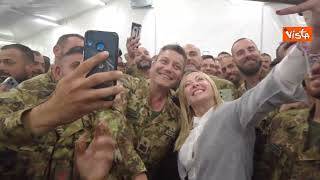 Meloni visita la base di Camp Adazi, in Lettonia. Ecco i selfie con i militari e l'applauso