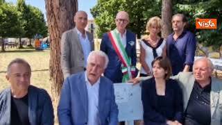 Il presidente della Toscana Giani inaugura una panchina contro le morti sul lavoro a Fucecchio