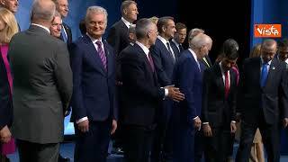 Vertice Nato, i leader posano per la foto di gruppo