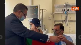 Pullman in fiamme sulla A12, Toti consegna la bandiera della Liguria all’autista-eroe