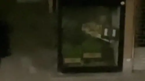 Milano, sfonda la vetrina di un parrucchiere di Scalo Romana