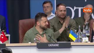 Ecco l'applauso per Zelensky al vertice Nato