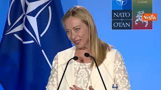Meloni sorride durante domanda su politica interna dopo Nato e sarcastica dice: Non me l'aspettavo