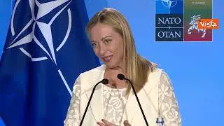 Meloni sorride durante domanda su politica interna dopo Nato e sarcastica dice: Non me l'aspettavo
