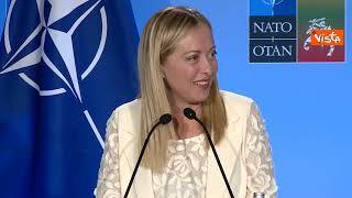 Meloni e il dolore ai piedi durante la conferenza stampa dopo il vertice Nato