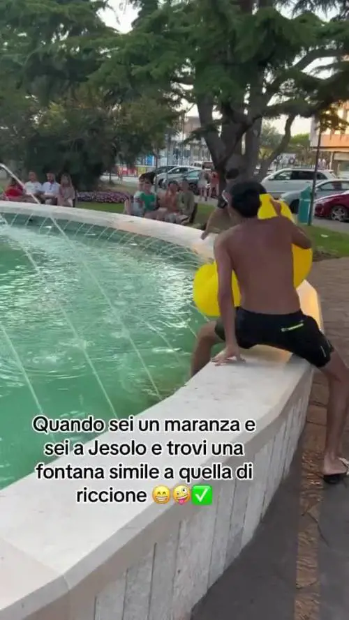 Straniero con gonfiabile fa il bagno nella fontana di Jesolo