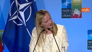 Meloni sui tacchi alti al vertice Nato, il fuorionda della premier: "Mi fanno malissimo i piedi"