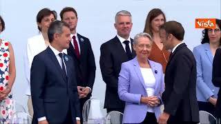 L'abbraccio tra Macron e Modi alla parata del 14 luglio a Parigi