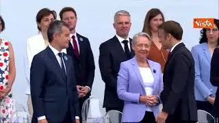 L'abbraccio tra Macron e Modi alla parata del 14 luglio a Parigi