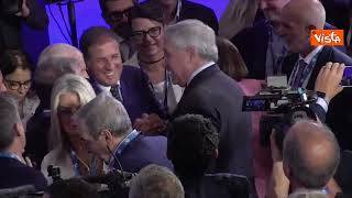 Tajani sommerso di abbracci e selfie al termine Consiglio nazionale del partito