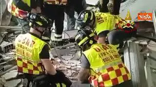 Crolla una palazzina di tre piani a Porta Romana a Milano, l'intervento dei Vigli del Fuoco