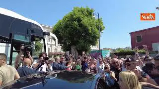 Meloni accolta alla stazione di Pompei dagli applausi, lei saluta con la mano i sostenitori