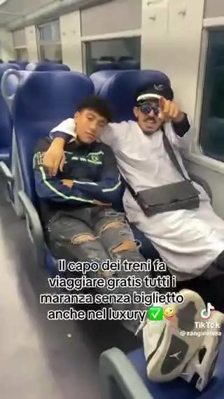 Il tiktoker che schernisce i controllori dei treni