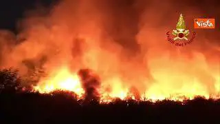 Incendio a Napoli, in fiamme un ex campo rom della zona orientale