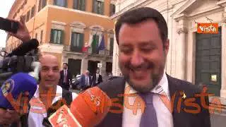 Salvini scherza: "La foto con Meloni che ho condiviso mi piaceva, non siamo belli?"