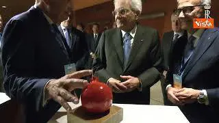 Mattarella riceve in dono un melograno all'assemblea di Federcasse