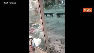 Un fiume di ghiaccio lungo le strade di Seregno dopo la violenta grandinata, le immagini
