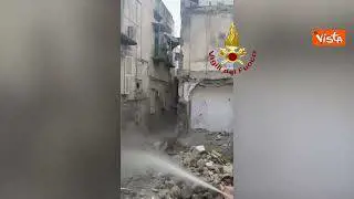 Crollo a Torre del Greco, Vigili del Fuoco al lavoro per la rimozione delle macerie