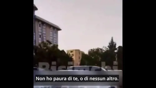 Iran, la donna fermata senza hijab attacca la polizia: "Non ho paura di te"