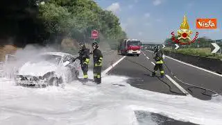 Auto prende fuoco in piena notte sulla A14, l'intervento dei Vigili del Fuoco