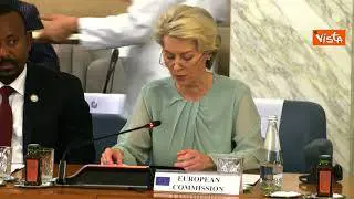 Il passaggio dei camerieri con vassoi alla Conferenza Internazionale su Sviluppo e Migrazioni