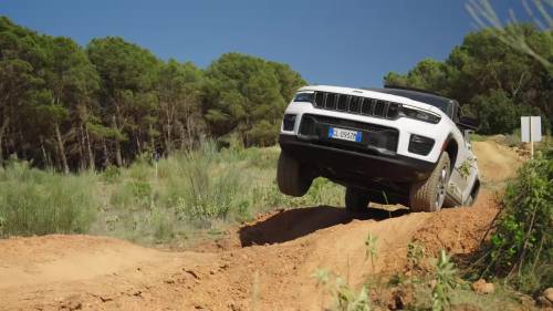 Jeep Grand Cherokee 4xe, la nostra prova del "mostro" in offroad: guarda il video