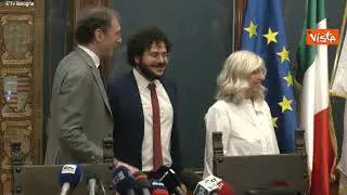 Patrick Zaki arriva all'Università di Bologna accolto da un applauso