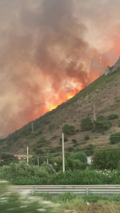 L'arrivo all'aeroporto di Palermo: le immagini della montagna a fuoco