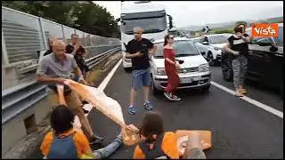 Attivisti di Ultima Generazione bloccano A1 in direzione Roma