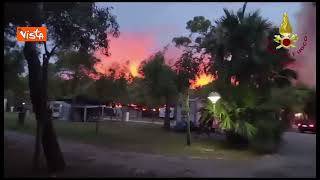 Incendio a Vieste (Foggia), duemila persone evacuate da tre hotel