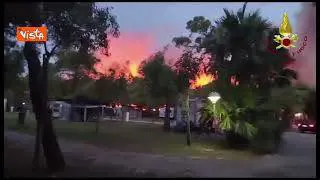 Incendio a Vieste (Foggia), duemila persone evacuate da tre hotel