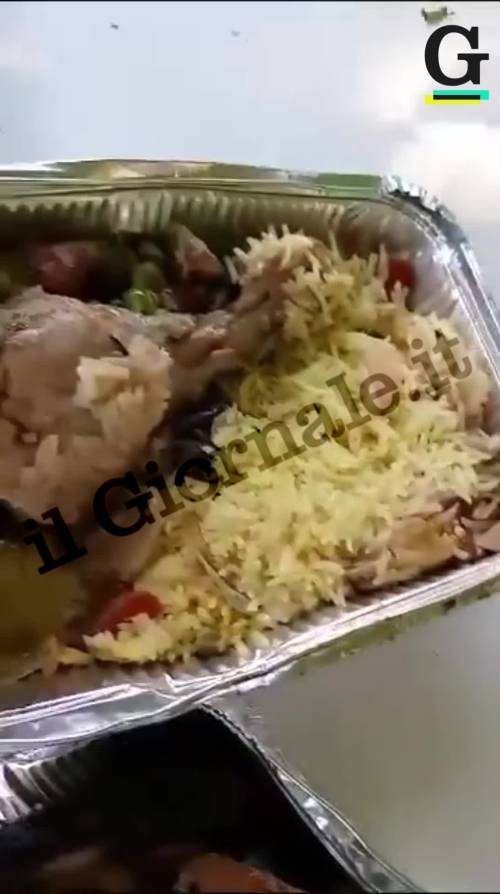 "Non mangiamo bene". Dai migranti nuovi attacchi all'Italia