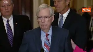 Malore per il senatore Usa McConnell, immobile durante una conferenza stampa
