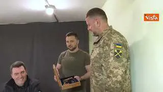 Zelensky premia soldati a Dnipro, le immagini