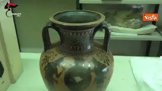 Recuperata dai Carabinieri un'anfora attica, restituita al Museo Archeologico di Venezia