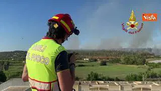 Incendi in Puglia, Vigili del Fuoco in azione a Ugento (Lecce)